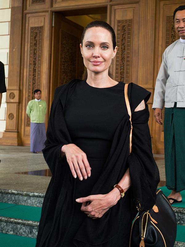Angelina Jolie tiba di Myanmar (via people.com)