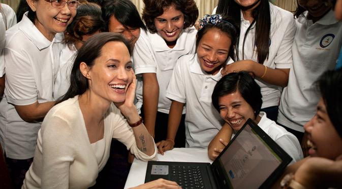 Angelina Jolie mengunjungi program 'She Leads' di Yangon  (via people.com)