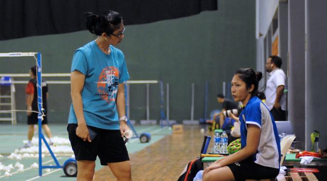 Pebulutangkis tunggal putri Indonesia, Linda Wenifanetri (kanan) berbincang dengan pelatihnya, Sarwendah di Pelatnas PBSI, Jakarta, Kamis (30/7). Linda Weni akan tampil di Kejuaraan Dunia Bulutangkis, Agustus mendatang. (Liputan6.com/Helmi Fithriansyah