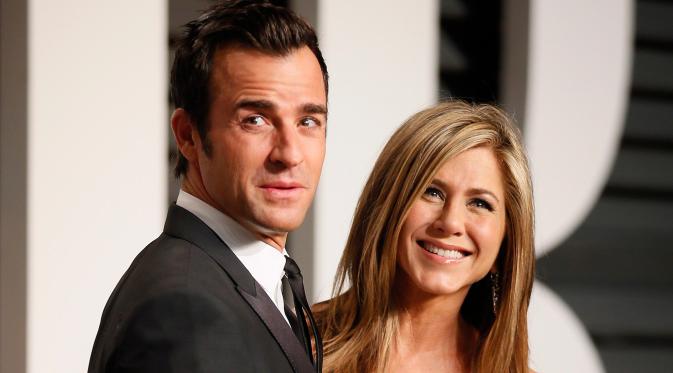 Jennifer Aniston dan Justin Theroux saat menghadiri Vanity Fair Oscars Party di California pada 22 Februari 2015. Pasangan yang bertunangan sejak 2012 lalu itu dikabarkan telah resmi menikah pada Rabu (5/8) secara diam-diam. (REUTERS/Danny Moloshok/Files)