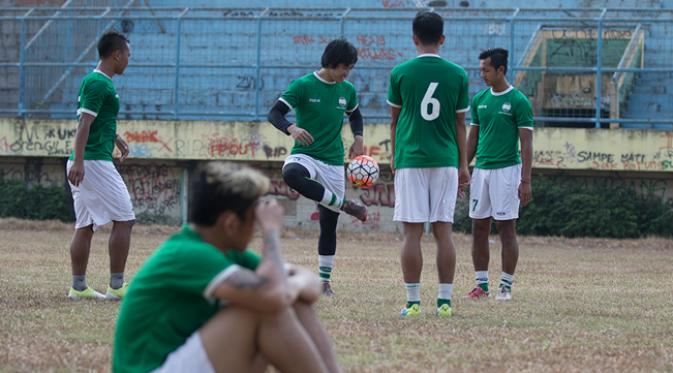 Ryuji Utomo (tengah) berlatih keras di Stadion Lebak Bulus, Jakarta, menjelang keberangkatan ke Bahrain. (Bola.com/Vitalis Yogi Trisna) 