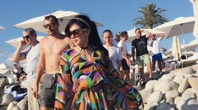 Kalau mengunjungi daerah panas, Syahrini jelas takkan mau melepas kacamatanya (via Instagram.com/Syahrini)