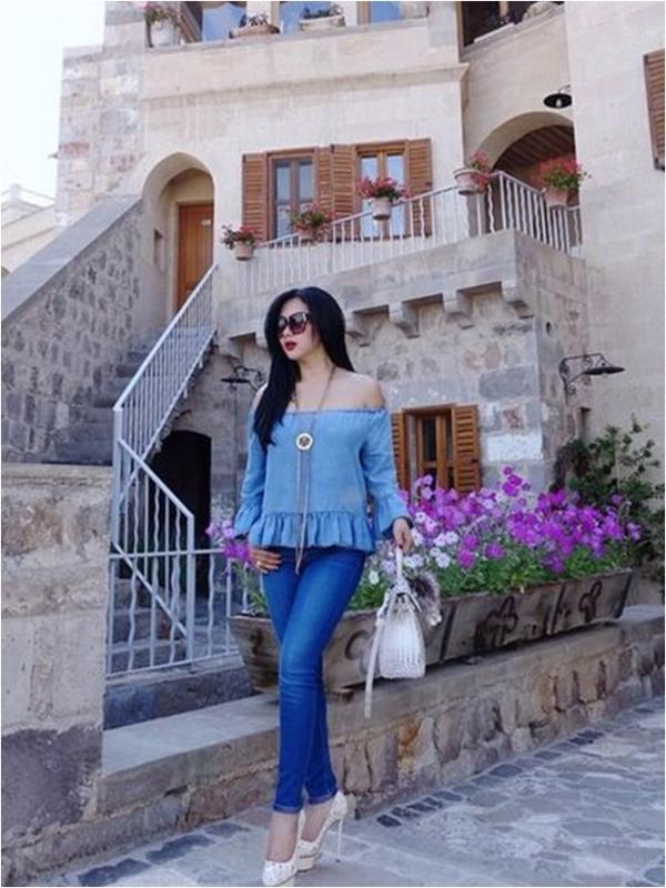 Momen fashion Syahrini takkan lengkap tanpa kacamata (via Instagram.com/Syahrini)