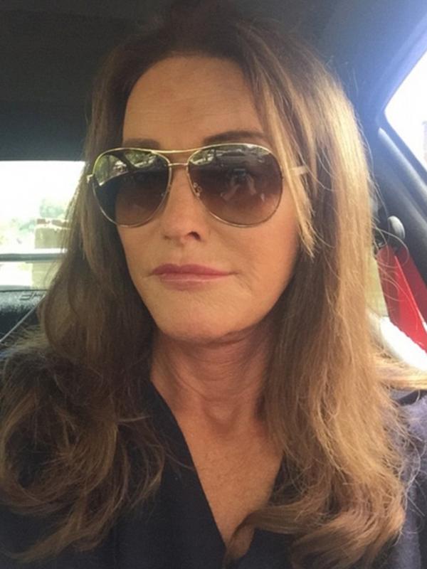 Caitlyn Jenner menunjukkan selfie pertamanya di media sosial. (foto: usmagazine)