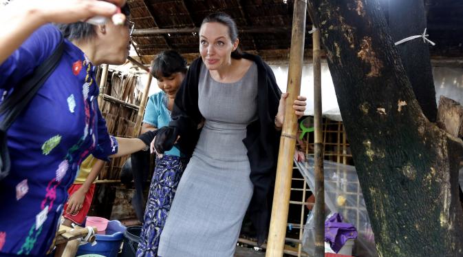 Bentuk kepedulian Angelina Jolie yang mengunjungi daerah kumuh di kota HlaingTharYar di Yangon, Myanmar, (1/8/2015). (Bintang/EPA)