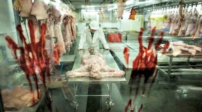 pembeli akan menyaksikan bagaimana daging itu dipotong-potong layaknya dalam film horor