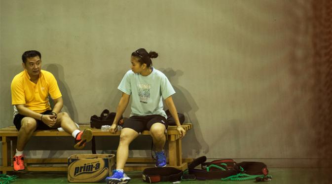 Greysia Polii berdiskusi dengan Pelatih Eng Hian usai berlatih jelang Kejuaraan Dunia BWF 2015 di Pelatnas Cipayung, Jakarta, Kamis (6/8/2015). (Bola.com/Vitalis Yogi Trisna) 