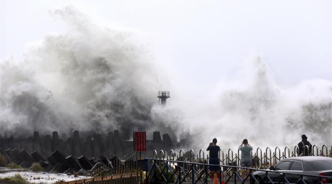 Gelombang tinggi saat Topan Soudelor melanda Taiwan. (Reuters)