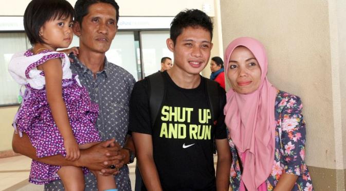 Evan Dimas dilepas keluarga jelang keberangkatan ke Jakarta dari Surabaya. Evan transit di Jakarta sebelum melanjutkan perjalanan menuju Spanyol, Jumat (7/8/2015). (Bola.com/Zaidan Nazarul)