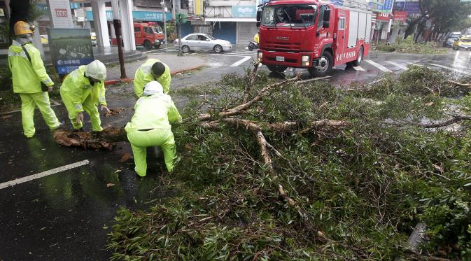 Petugas membersihkan pohon-pohon tumbang yang diterjang Topan Soudelor di Taiwan. (Reuters)