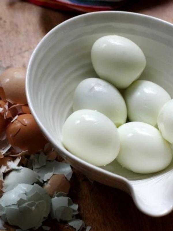 Siapkan telur. (Via: thekitchn.com)