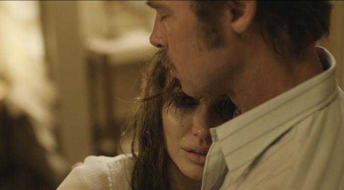 Angelina Jolie tampak bertengkar dengan sang suami, Brad Pitt yang terekam dalam sebuah video trailer By the Sea.