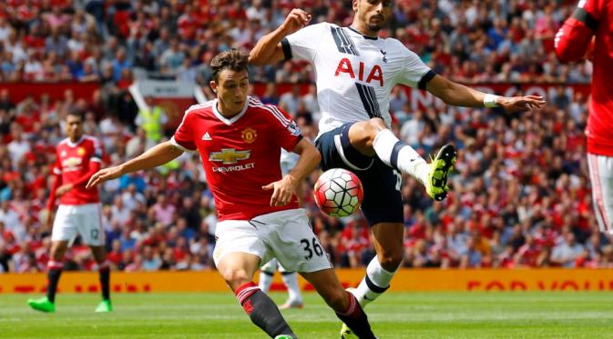 Matteo Darmian di laga perdana Premier League kontra Tottenham Hotspur (Reuters / Darren Staples)