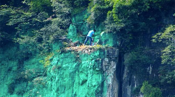 Para pekerja menghabiskan waktu lebih dari sepekan untuk mengecat tebing tersebut. (shanghaiist.com)