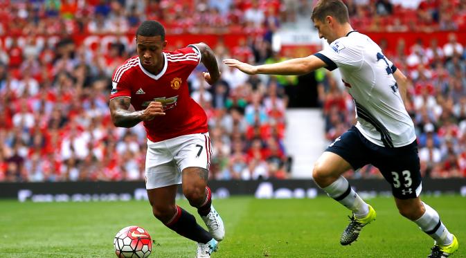 Pemain MU, Memphis Depay (kiri), berusaha dihadang pemain Spur, Ben Davies, dalam pertandingan di Stadion Old Trafford, Inggris. Sabtu (8/8/205). (Action Images via Reuters/Darren Staples)