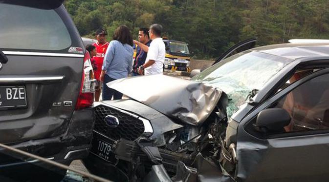 Kecelakaan beruntun melibatkan 5 mobil terjadi di Tol Purbaleunyi. (twitter @retnoang)