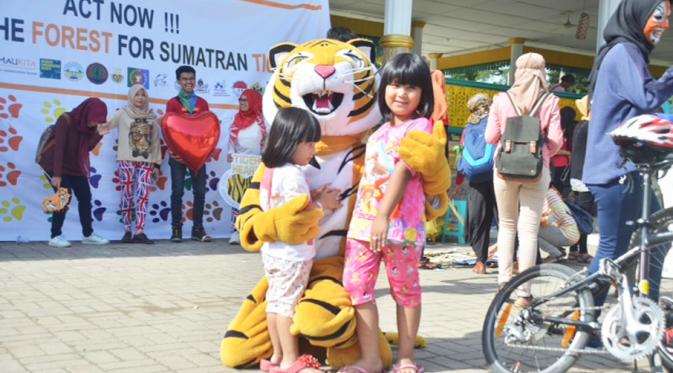   Aksi kampanye memperingati Global Tiger Day di Lapangan Merdeka, Medan, Sumatera Utara, Minggu (9/8/2015). (Liputan6.com/Reza Perdana)