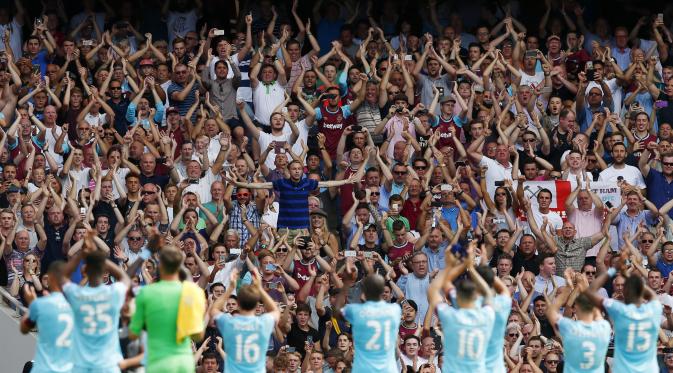 Fans klub-klub lokal Inggris berharap para wisatawan sepak bola dari luar negeri tidak mengganggu kenyamanan mereka menyaksikan tim kesayangan. (Reuters/Eddie Keogh)