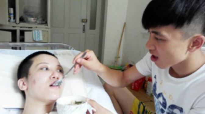 Chen Ben setia menjaga kekasihnya hingga sadar dari koma. sumber foto: news.qq.com