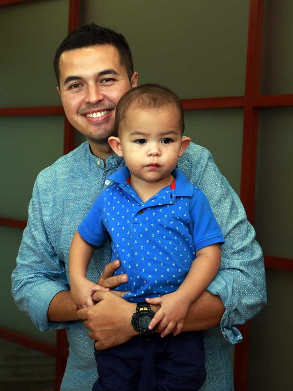 Rifat Sungkar dan anak pertamanya (Deki Prayoga/Bintang.com)