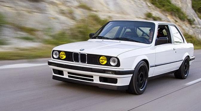 BMW 3225 E30 (Via: sekilas-info.com)