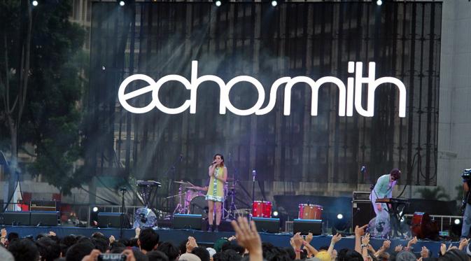 Echosmith saat tampil di We The Fest 2015, Parkir Timur Senayan, Jakarta (Liputan6.com/Radhitia Pradana)