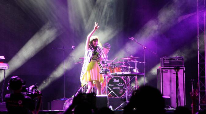 Kimbra saat tampil di We The Fest 2015 di Parkir Timur Senayan, Jakarta (Liputan6.com/Aldivano Etnagara)