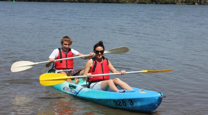 Perahu kayak yang ditumpangi dua orang. (dok. riverpark.com)