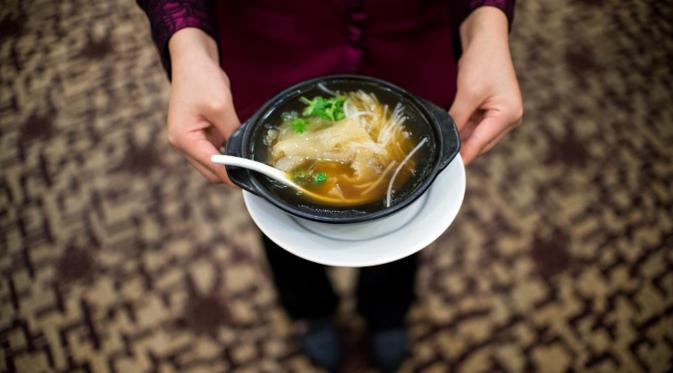 Sup ayam panas merupakan obat kuno untuk memerangi sakit tenggorokan. Semangkuk sup ayam panas dapat mengalahkan antibiotik. (AFP PHOTO/JOHANNES EISELE)