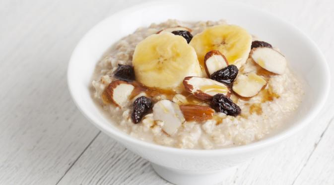 Selain baik bagi kesehatan jantung, mengonsumsi oatmeal hangat yang dicampur pisang serta madu dapat menjadi obat ampuh pengusir sakit tenggorokan. (huffingtonpost.com)