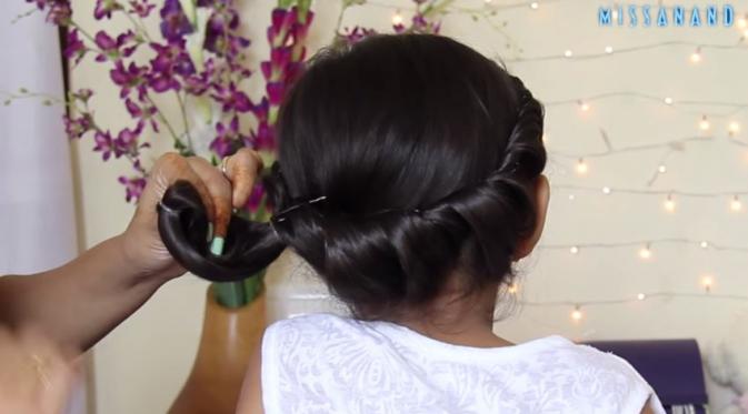 Gulung rambut ke dalam. Jepit pakai boby pin biar kuat. (Via: youtube.com)
