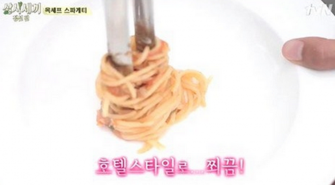 Hasil masakan Taecyeon berupa pasta yang dimasak dengan peralatan sederhana.