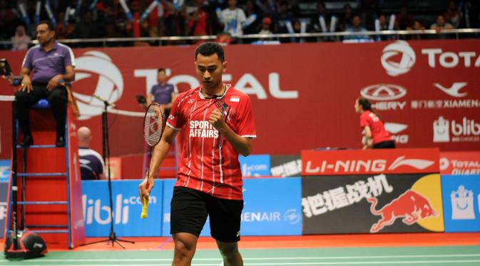 Tunggal putra Indonesia Tommy Sugiarto lolos ke babak kedua TOTAL BWF World Championship 2015 usai mengalahkan Pablo Abian dari Spanyol, Senin (10/8/2015). (Liputan6.com/Helmi Fithiansyah)