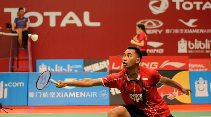 Tunggal putra Indonesia Tommy Sugiarto mengalahkan Pablo Abian dari Spanyol pada babak pertama TOTAL BWF World Championship 2015 di Istora Senayan, Jakarta, Senin (10/8/2015). (Liputan6.com/Helmi Fithiansyah)