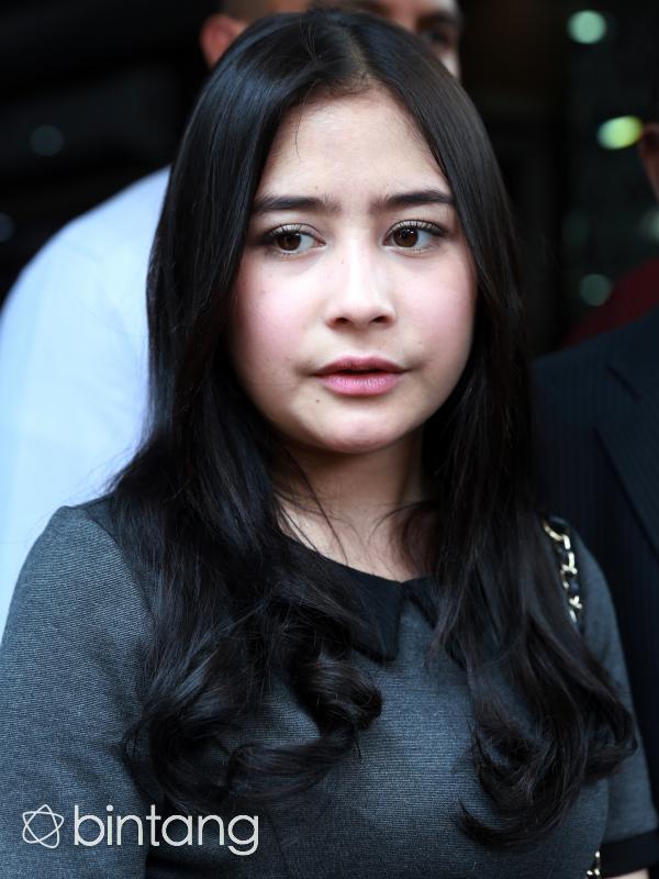 Prilly Latuconsina tiba di Polda Metro Jaya, Senin (10/8/2015) tepat pukul 11.20 WIB. (Wimbarsana/Bintang.com)