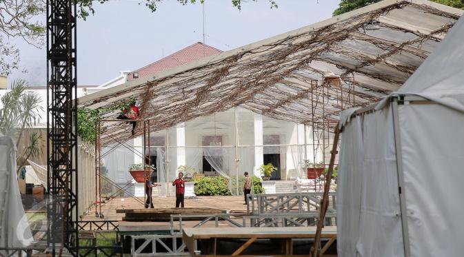 Sejumlah pekerja menyelesaikan pemasangan tenda di lingkungan komplek Istana Kepresidenan, Jakarta, Senin (10/8/2015). Istana Kepresidenan mulai dipercantik untuk menyambut perayaan HUT Kemerdekaan RI ke-70. (Liputan6.com/Faizal Fanani)