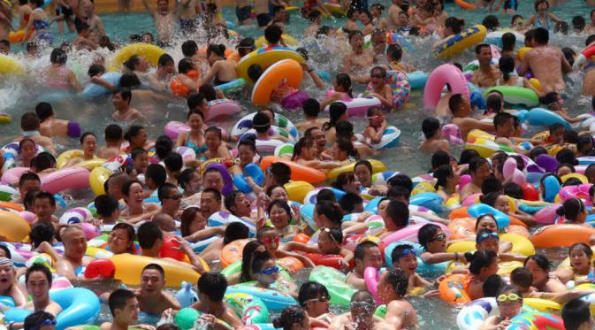 Dinas Kesehatan Kota Beijing mengukur ada 3 dari 6 kolam renang yang melampaui batas kadar urine. (Shanghaiist.com)