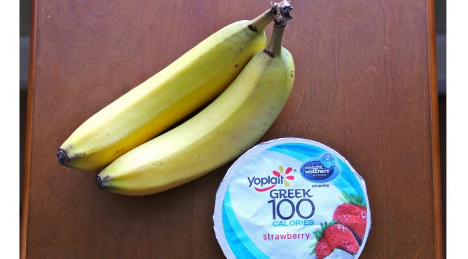 Siapkan pisang dan yogurt rasa strawberry. (Via: michigan.spoonuniversity.com)