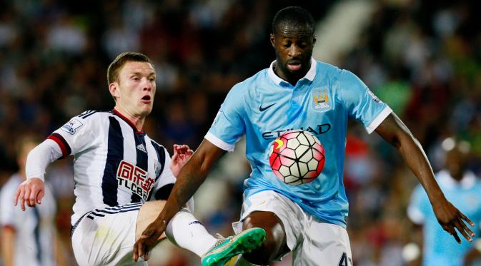 Gelandang Manchester City Yaya Toure (kanan) saat berebut bola dengan Gelandang West Brom Craig Gardner di The Hawthorns Stadium, Inggris,  Senin (10/8/2015). Manchester City menang telak dengan skor 3-0. (Reuters/Jason Cairnduff)