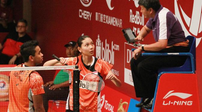 Ganda campuran Indonesia Edi Subaktiar/Gloria Emanuelle Widjaja memprotes keputusan wasit di babak kedua Total BWF World Championships 2015 di Istora Senayan, Jakarta, Selasa (11//8/2015). (Liputan6.com/Humas PP PBSI)