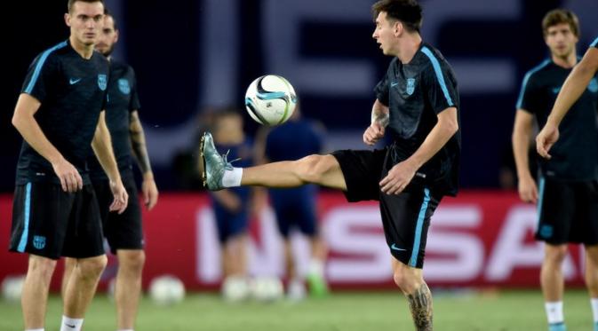 Lionel Messi saat berlatih di stadion Boris Paichadzis (VANO SHLAMOV / AFP)
