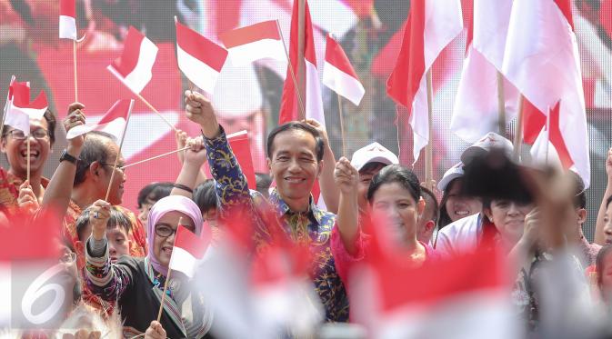 Presiden Jokowi dan Ibu Negara Iriana Widodo berfoto bersama dengan anak-anak pada acara puncak Peringatan Hari Anak Nasional di Istana Bogor, Jawa Barat, Selasa (11/8/2015). (Liputan6.com/Faizal Fanani)