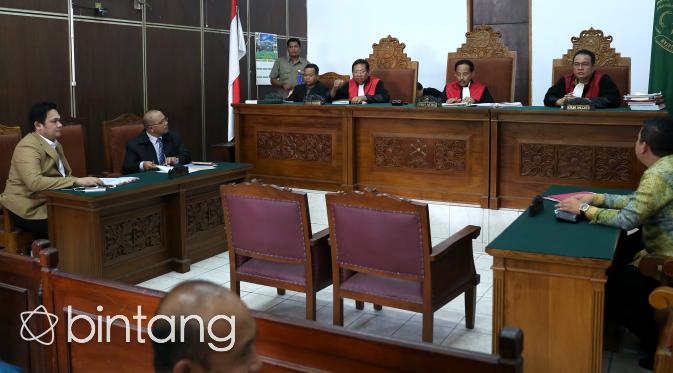 Farhat Abbas bersama kuasa hukumnya, Purba, di Pengadilan Negeri Jakarta Selatan, Senin (10/8/2015). (Galih W. Satria/Bintang.com)