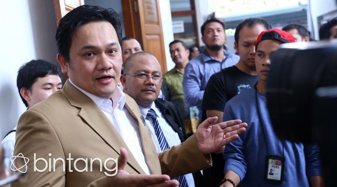 Farhat mengatakan bahwa tak seharusnya Ahmad Dhani membawa kritikannya ke jalur hukum. Menurutnya wajar jika dirinya sebagai masyarakat mengeluarkan kritikan ketika ada yang dirasa kurang benar. (Galih W. Satria/Bintang.com)