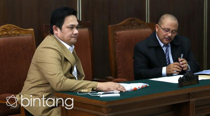 Farhat dilaporkan Ahmad Dhani atas kritikan-kritikan pedasnya di media sosial. Mantan suami Nia Daniati ini pun ditetapkan sebagai tersangka atas kasus pencemaran nama baik. (Galih W. Satria/Bintang.com)