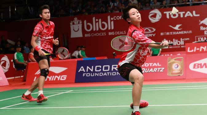 Ganda campuran Indonesia Liliyana Natsir mengembalikan bola kepada pasangan Rusia,  Rodion Kargaev/Ekaterina Bolotova, di Istora Senayan, Selasa (11/8/2015). (Liputan6.co