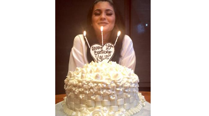 Kylie Jenner meniup lilin ulang tahunnya. (foto: dailymail)