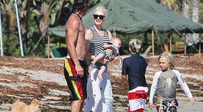 Gwen Stefani dan Gavin Rossdale saat liburan bersama ketiga anak mereka, Kingston (9 tahun), Zuma (7 tahun) dan Apollo (17 bulan) [foto: Dailymail]
