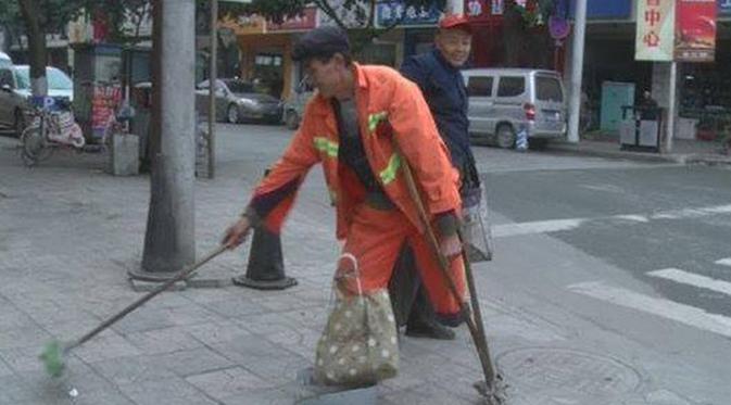 Beberapa waktu lalu, di sosial media beredar gambar mengharukan, seorang kakek berumur 69 tahun menjadi tukang sapu di jalan raya.