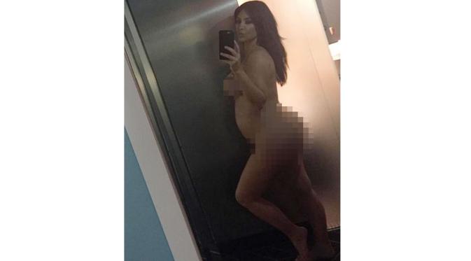Kim Kardashian berpose bugil meski sedang hamil. (foto: mirror.co.uk)